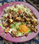 Жаренные грибы и сыр с яйцом и овощным салатом