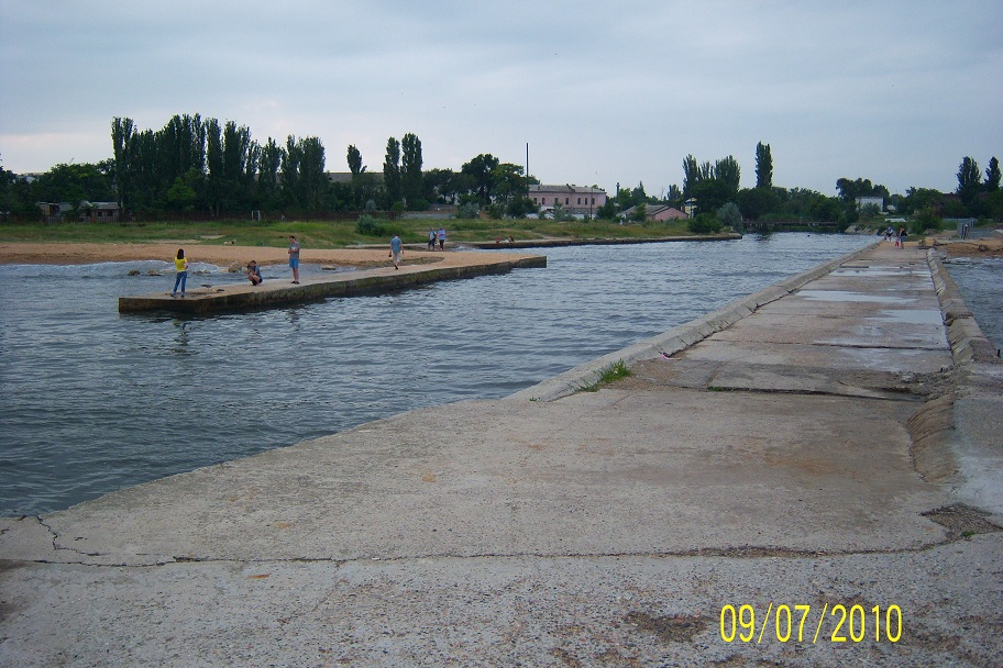 река впадает в море.jpg
