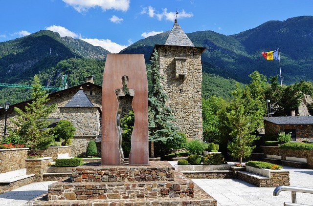Castle_Casa_de_la_Vall_1.jpg