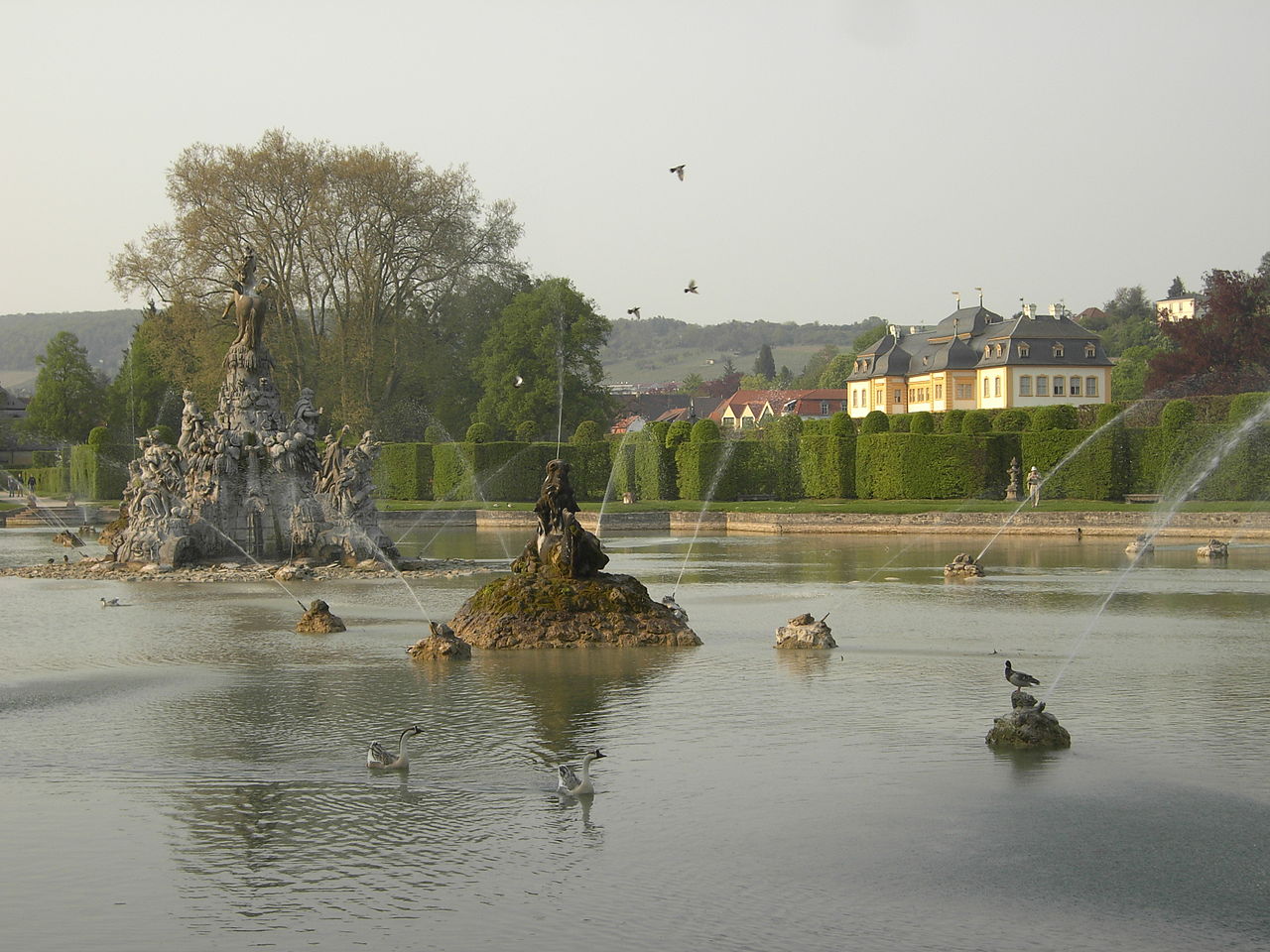 1280px-Schlossgarten_Veitshoechheim_Grosser_See.jpg