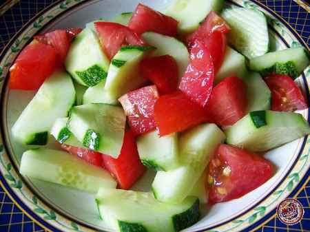 1363122573_salat-iz-svezhih-pomidorov-i-ogurcov.jpg