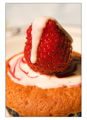 pica4u.ru_1203548341strawberry_cake_by_lorddrako.jpg