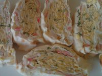 Рулет из лаваша с сыром, краб. палочками, яйцом, чесноком и майонезом