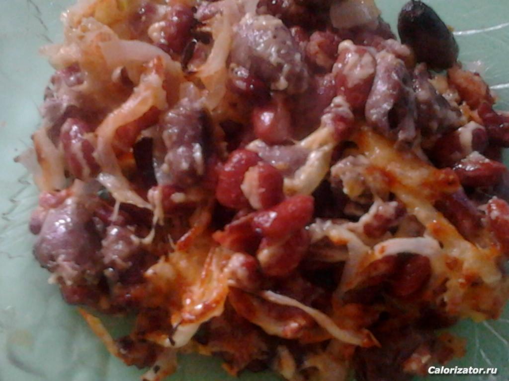 Куриные сердечки запеченые с фасолью и луком, под сыром