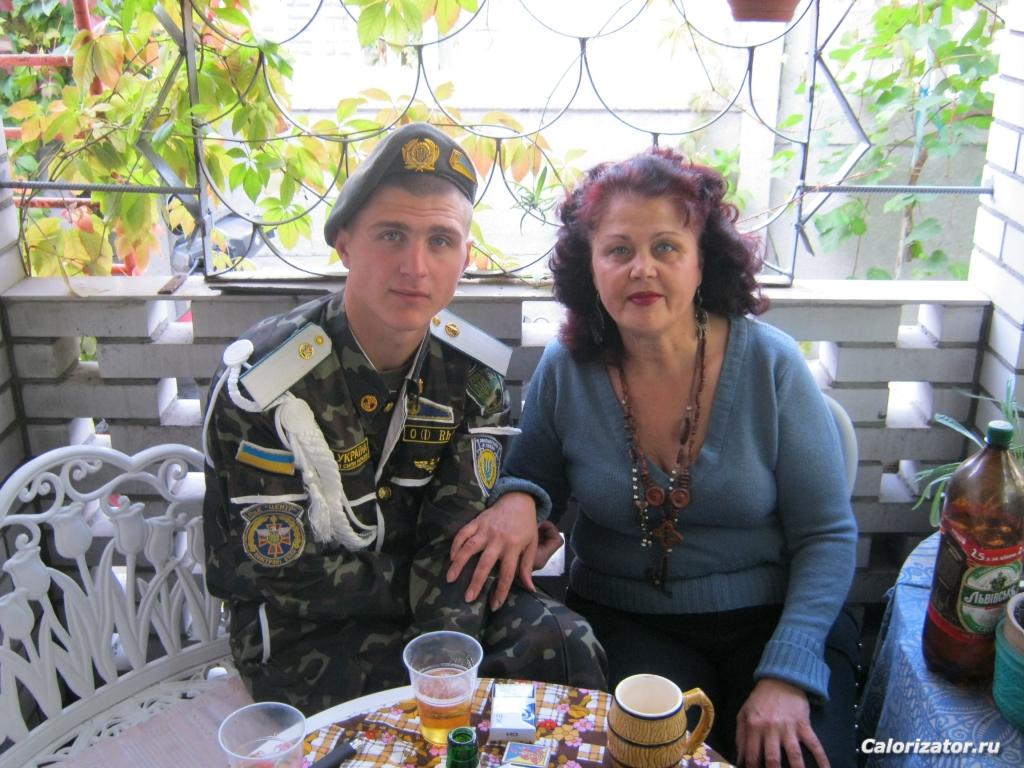 С мамулечкой...