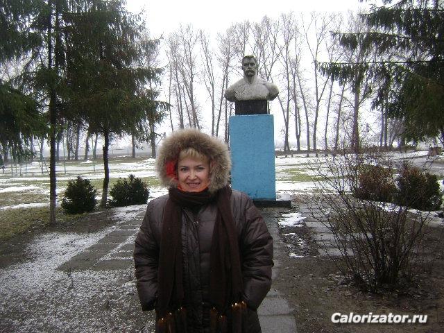 у памятника предка  борца Поддубного