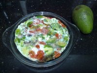 омлет из белков с брюсельской капустой и помидором