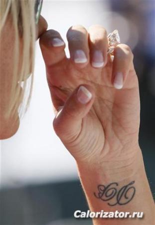 dovmeyi-gostermek-icin-angelina-jolie-dovme-jessica-alba-pink-unlu-tat-1104732