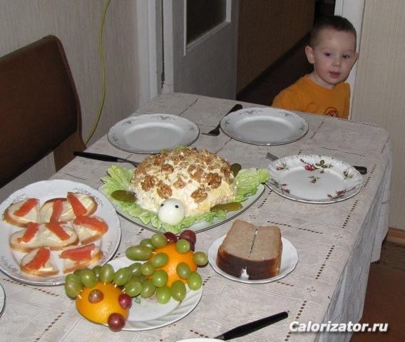 Салатик-черепашка и фруктовые ежики для именинника