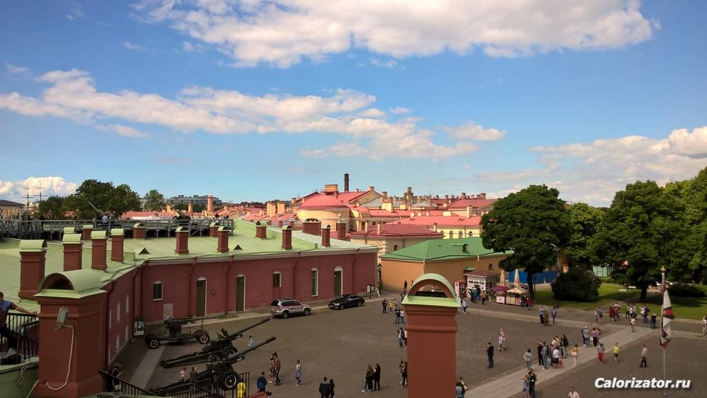 Вид с крыши на Петропавловскую крепость