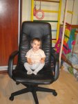 малой смотрит как я делаю зарядку
