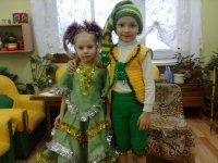 Мой сынуля с подружкой (перед карнавалом)