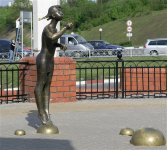 памятник девочка с шариками