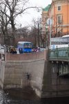 на заднем плане дети кидают монетки в "Чижика-Пыжика" на той самой "Фантанке"