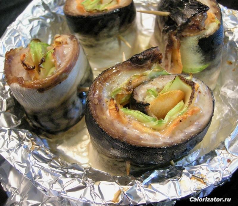 Рулетики из скумбрии с кабачками и морковью