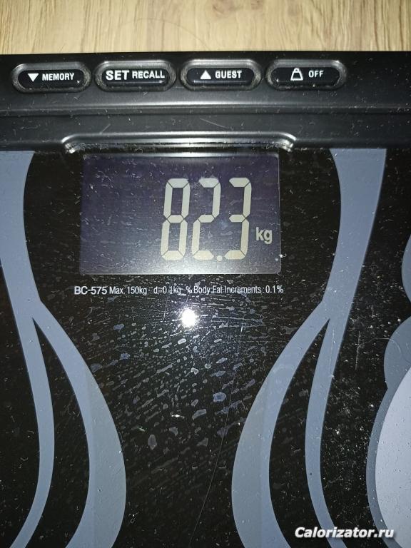 82,3
