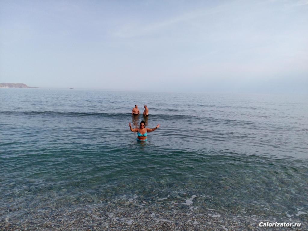 Галечный пляж, вода кристальная