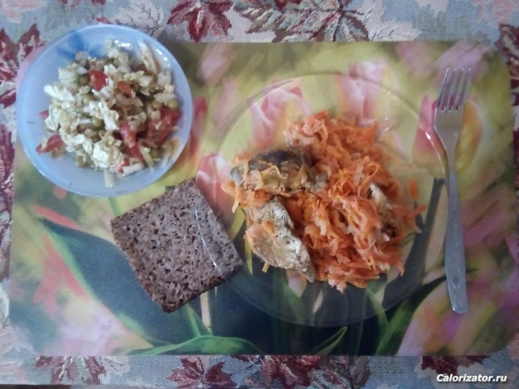 мой обед минтай под овощами в СВЧ, салат овощной с горошком и кусочек зернового хлеба