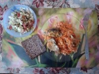 мой обед минтай под овощами в СВЧ, салат овощной с горошком и кусочек зернового хлеба