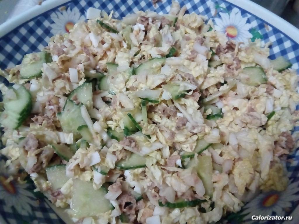 Салат с пекинской капустой и тунцом фото