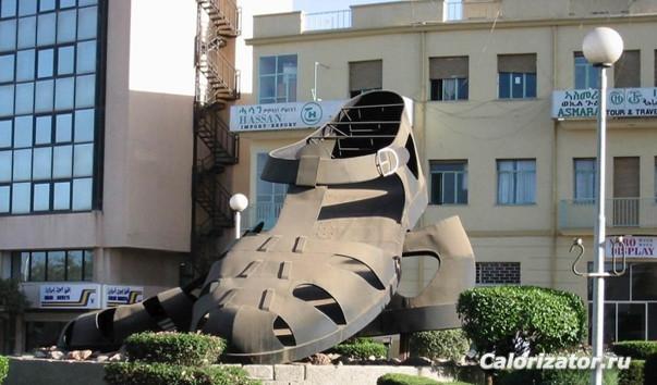 памятник сандалям