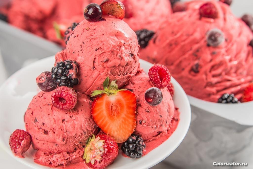 2018Food   Cakes and Sweet Fruit ice cream balls on a plate with berries 125052