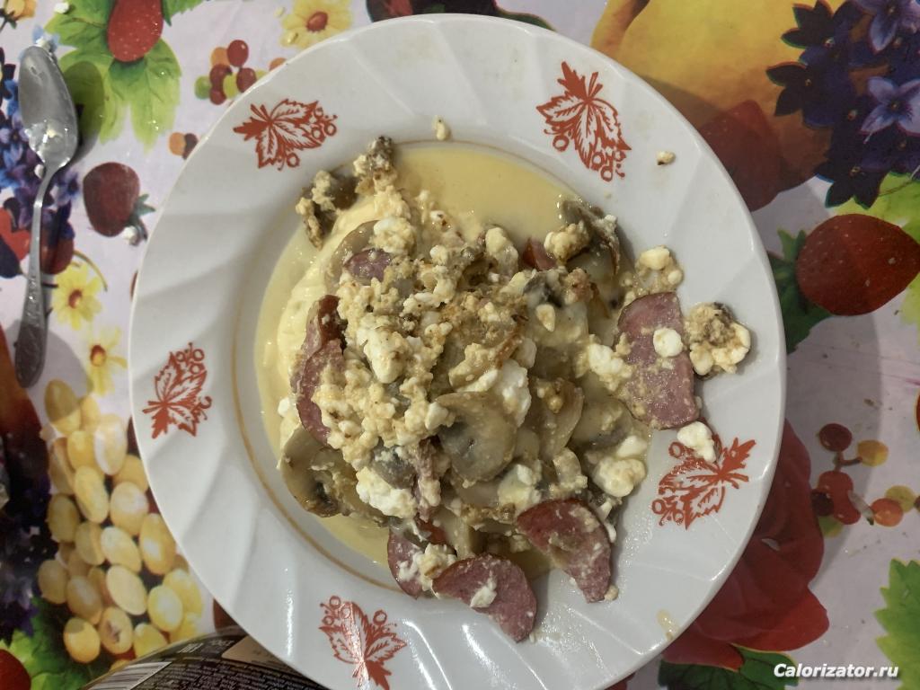 творожная запеканка с грибами, колбасой и сыром