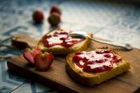 Хлеб с маслом и клубничным вареньем