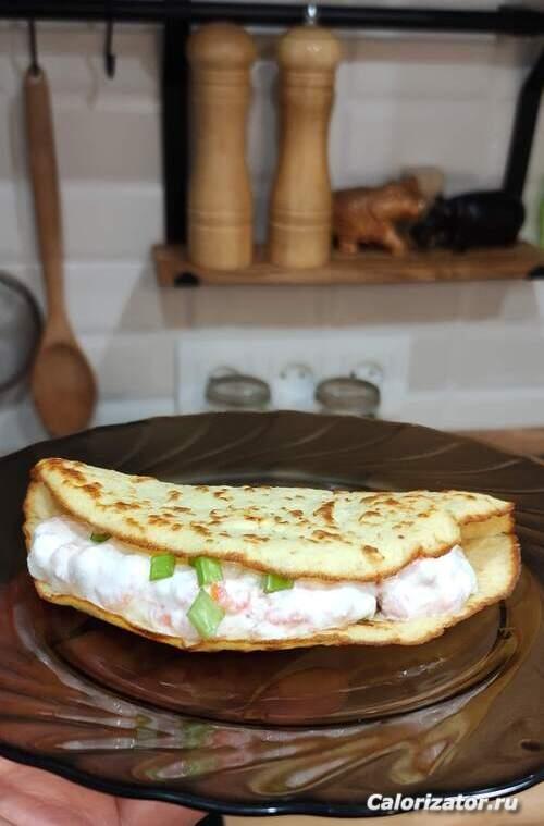 блинчик из кокосовой муки с форелью и творожным сыром
