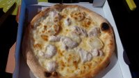Пицца с курицей,козьим сыром и медом